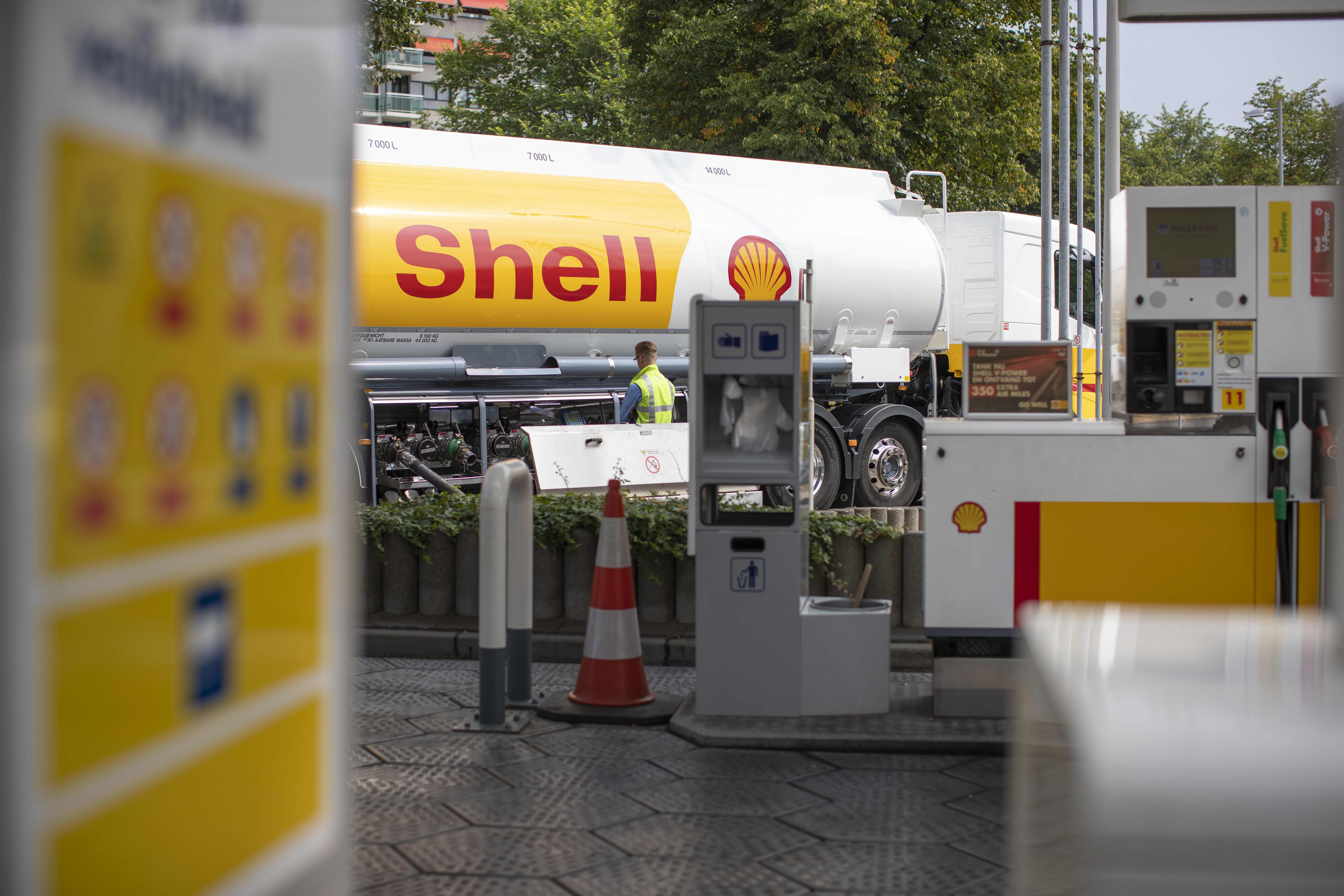 Oil major Shell increases dividend as third-quarter earnings beat forecasts