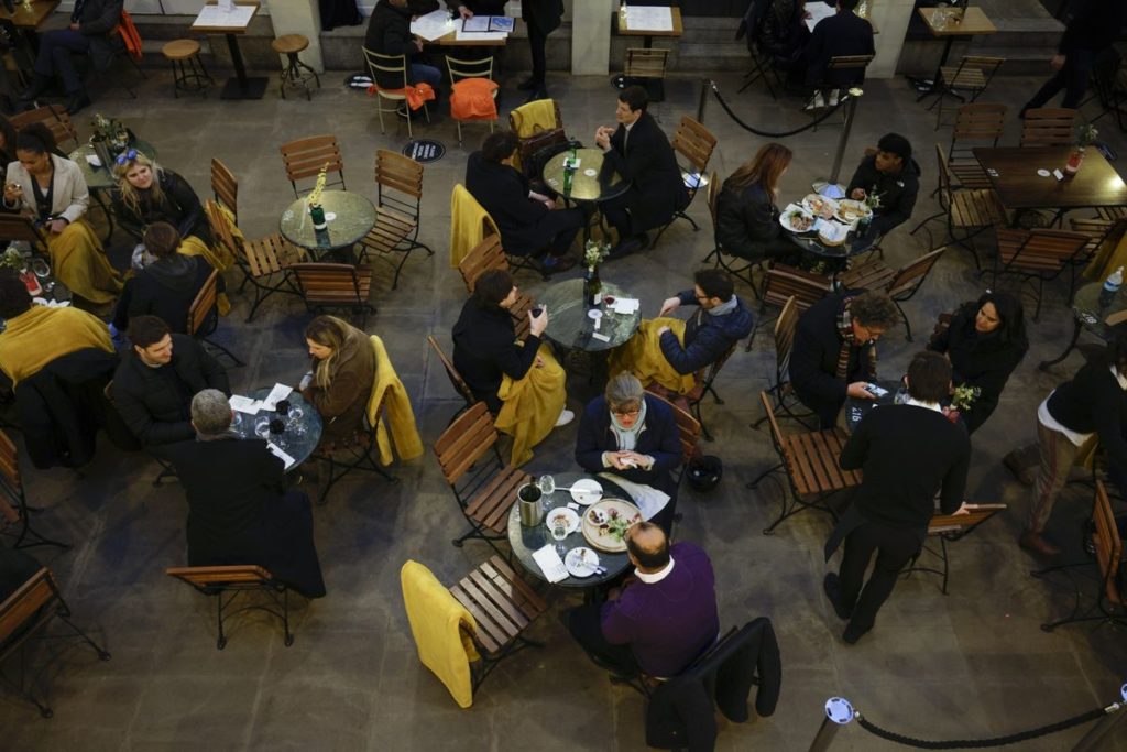 U.K. Restaurants Hit With Chef Shortage as Indoor Dining Resumes
