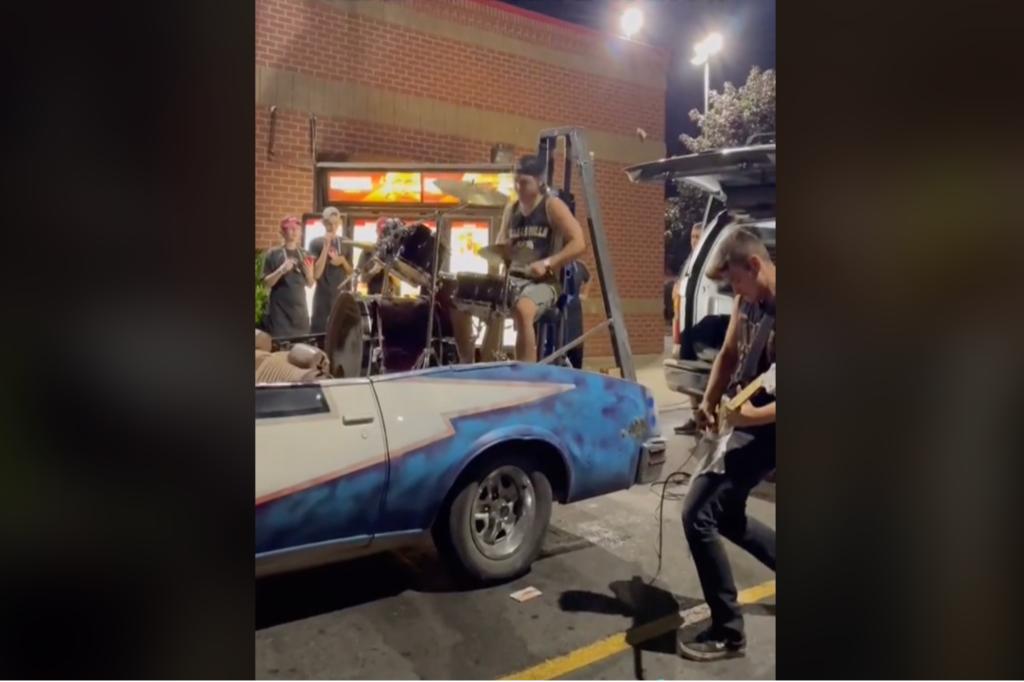 A metal band took over a Wendy’s with a strange performance: VIDEO