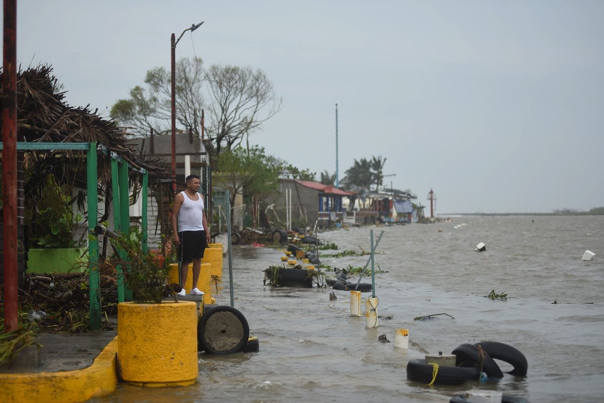 Hurricane Grace Cuts Through Mexico Before Weakening; Kills 8