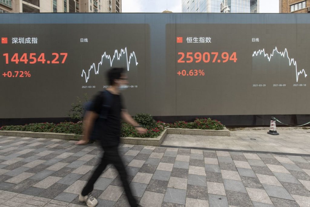 Chinese Tech Shares Slip, Snapping Three-Day Rally; Liquor Falls
