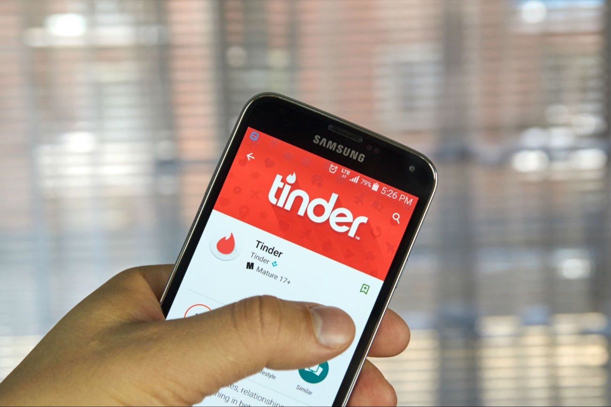 Tinder relaunched the ‘work mode’ to find a partner during work hours, ready to go back to the office?