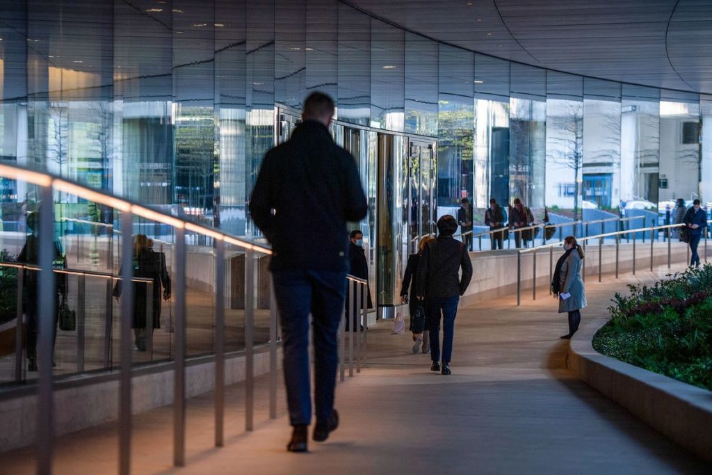 Goldman Sachs Ends Social Distancing, Free Food in London Office