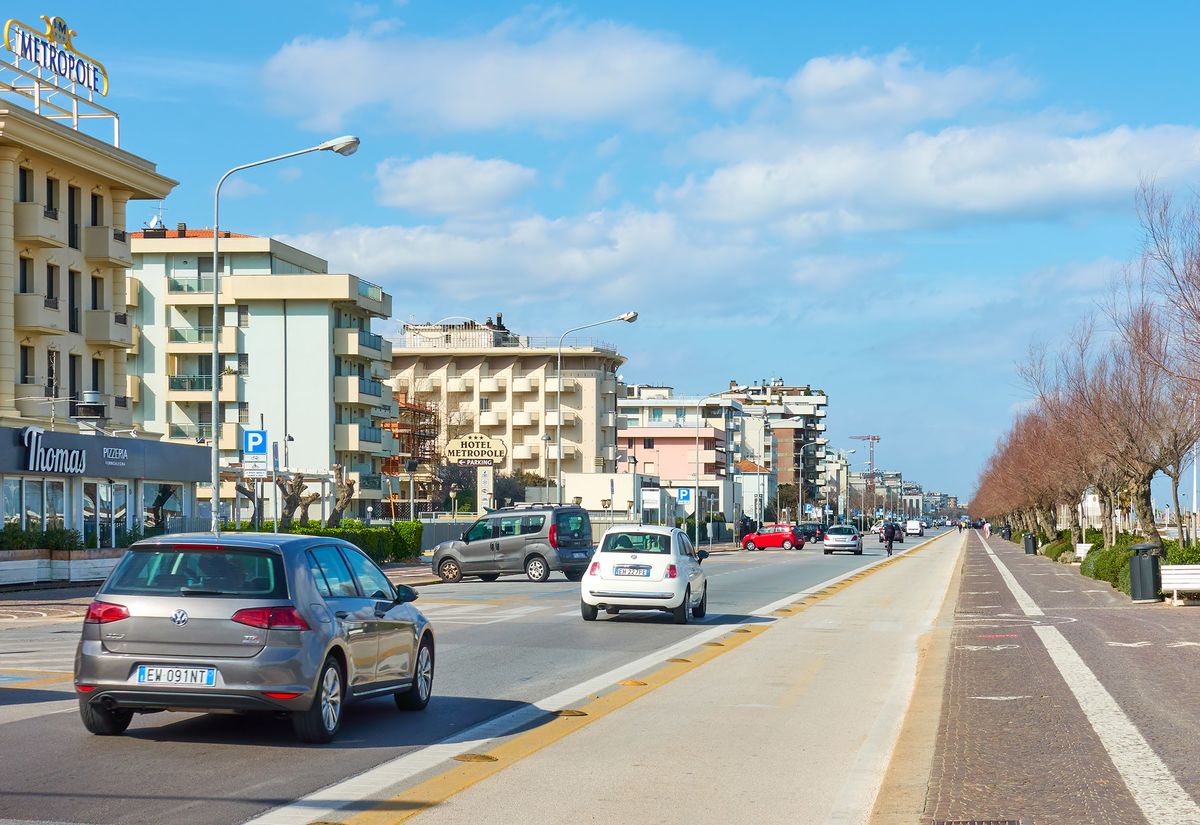 Police: 5 in Italy Slashed With Knife; Suspect Arrested