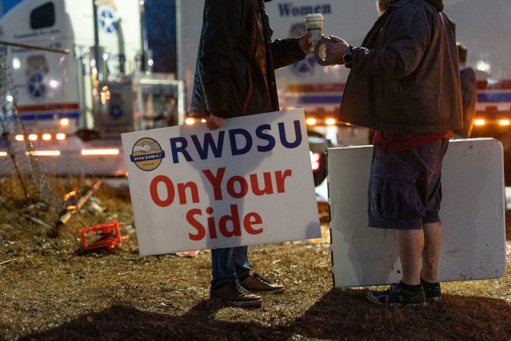 Amazon Staten Island Warehouse Workers in Push to Unionize