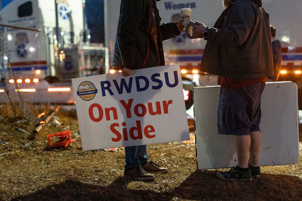 Amazon Staten Island Warehouse Workers in Push to Unionize