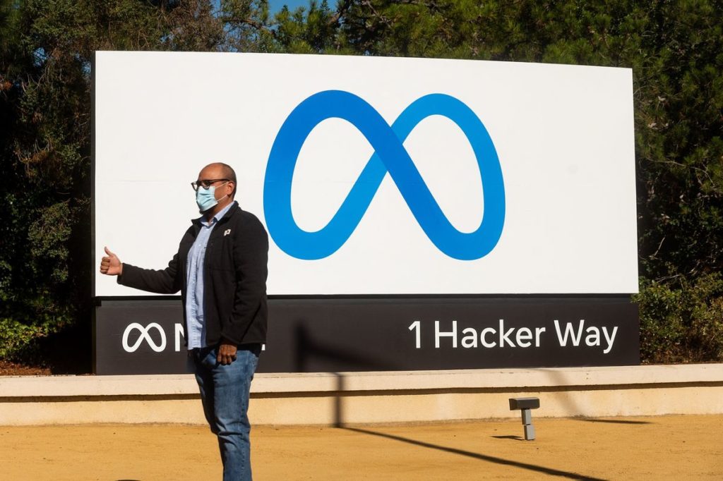 Facebook Foibles, Trillion-Dollar Tesla and Other Tech Happenings