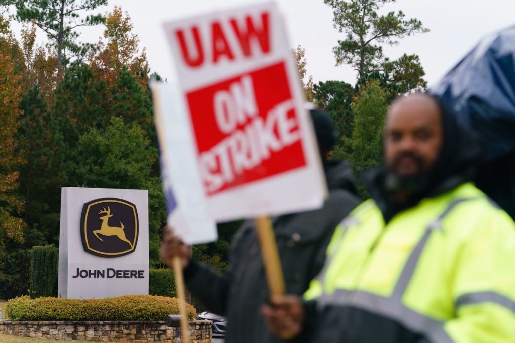 Deere Taps Software Engineers to Assemble Tractors Amid Strike