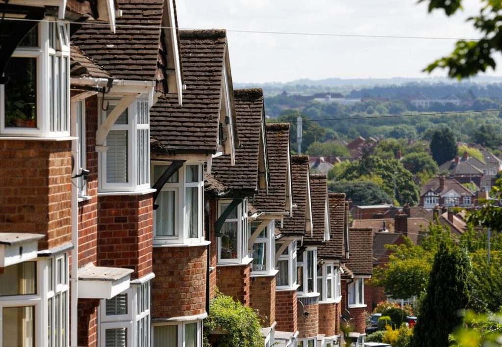 London Exodus Sees Record Spend on Homes Outside City, FT Says