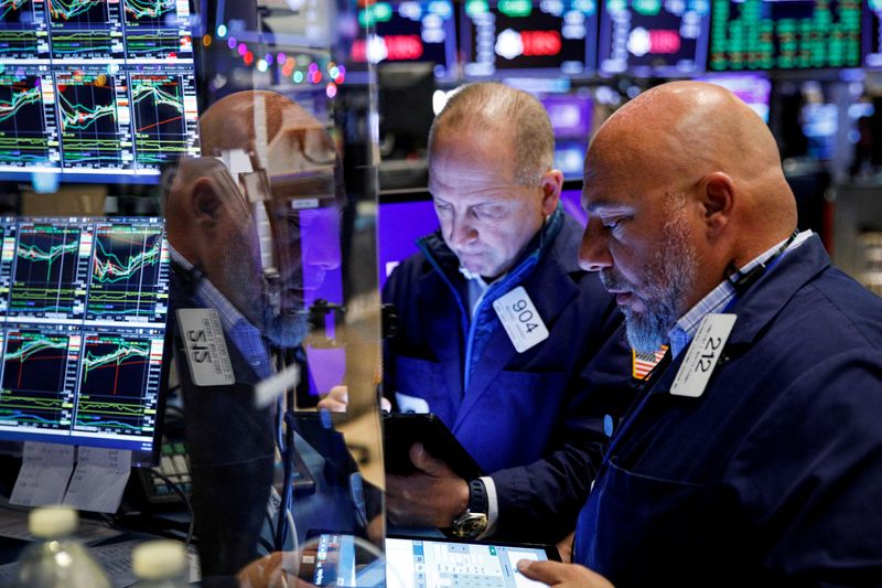 Global equity funds lure big inflows as Omicron fears ease