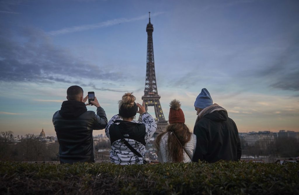 France Bolsters Aid for Tourism Firms to Mitigate Omicron Hit