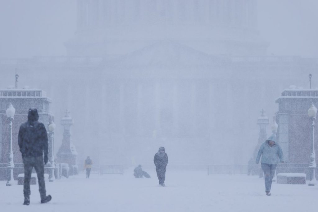 Flight Cancellations Pile Up as Snowstorm Pounds U.S. Capital