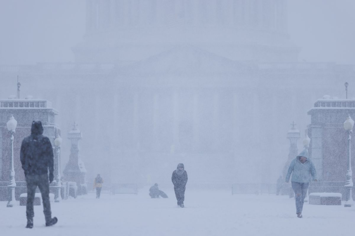 Flight Cancellations Pile Up as Snowstorm Pounds U.S. Capital