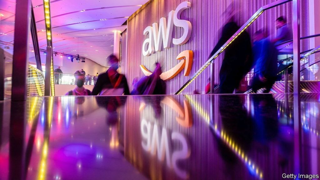 The battle of the computing clouds is intensifying