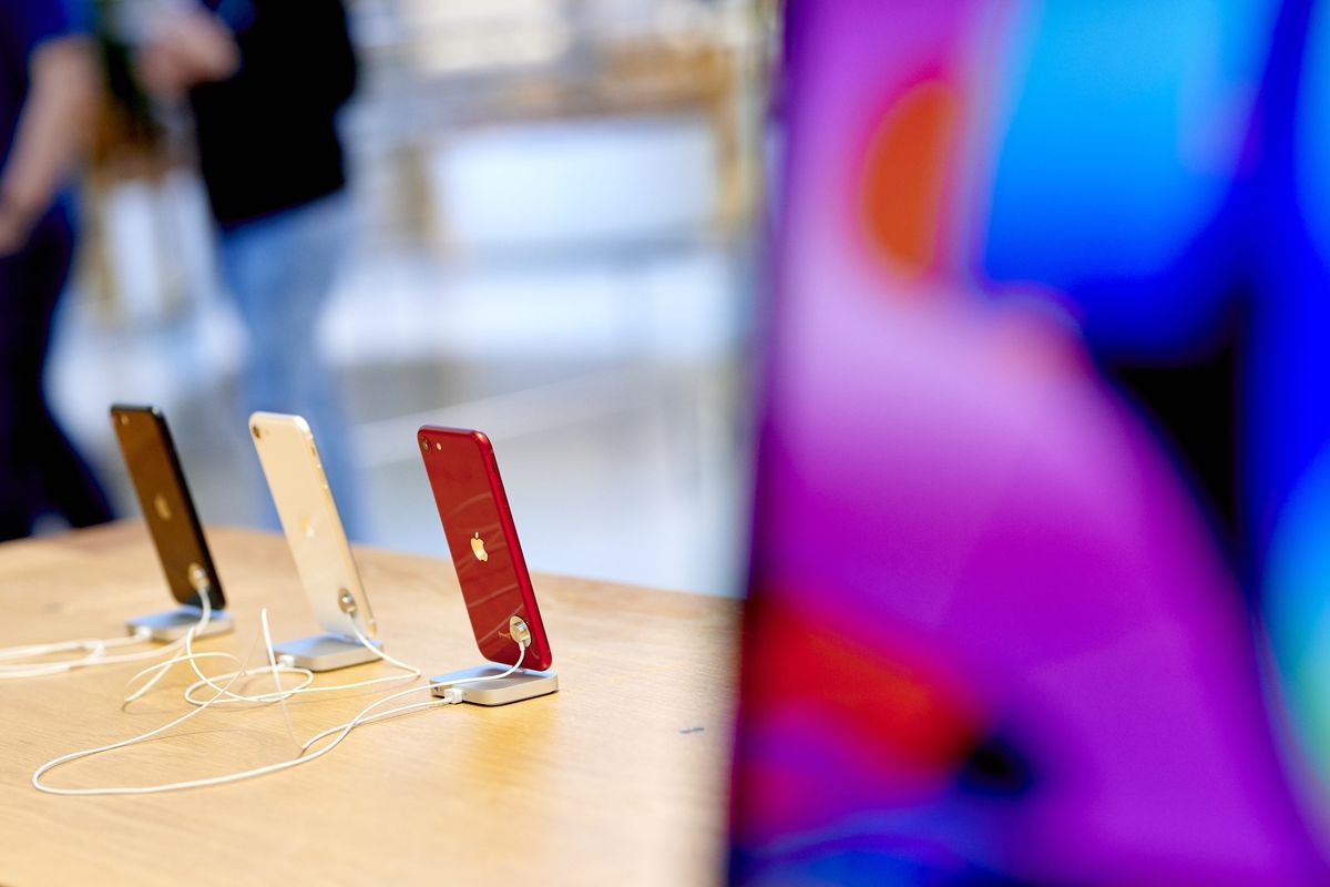 Apple (AAPL) Weighs More iPhone Memory Chip Suppliers, Including China