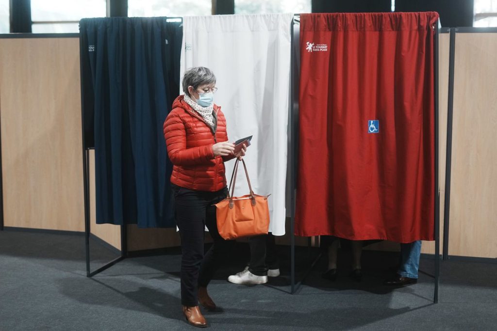 Macron Stalls, Le Pen Gets Tailwind as French Voters Go to Polls