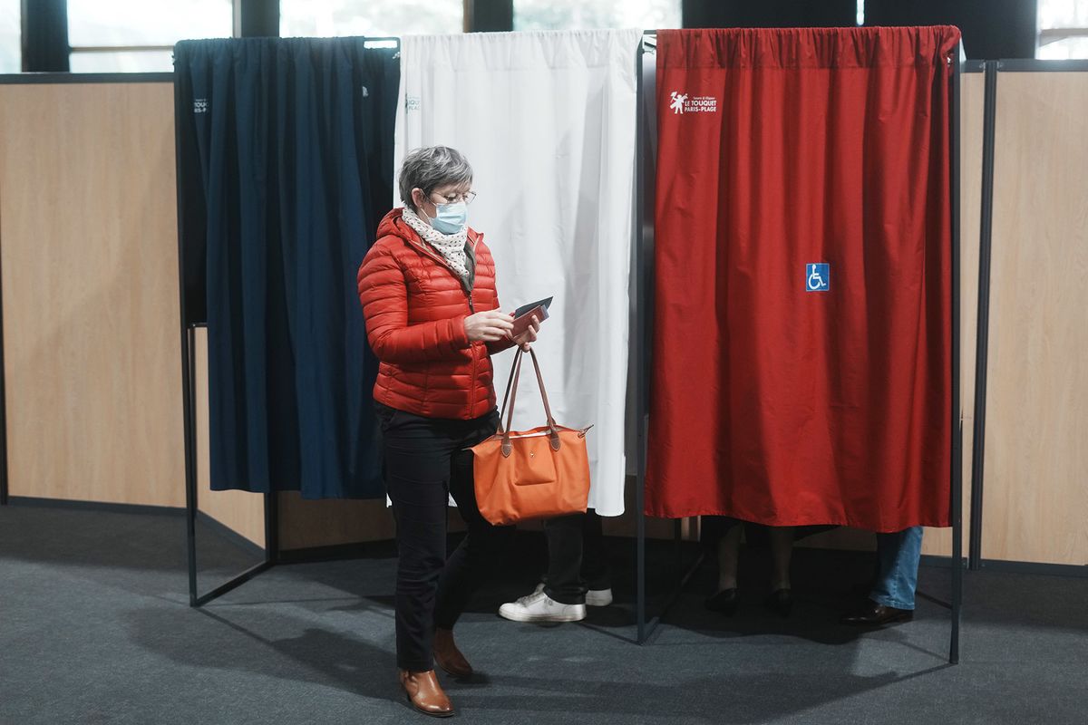 Macron Stalls, Le Pen Gets Tailwind as French Voters Go to Polls