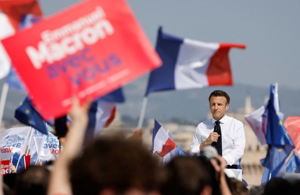 Macron Leads Le Pen 55.5%-44.5% in Ipsos Election Runoff Poll