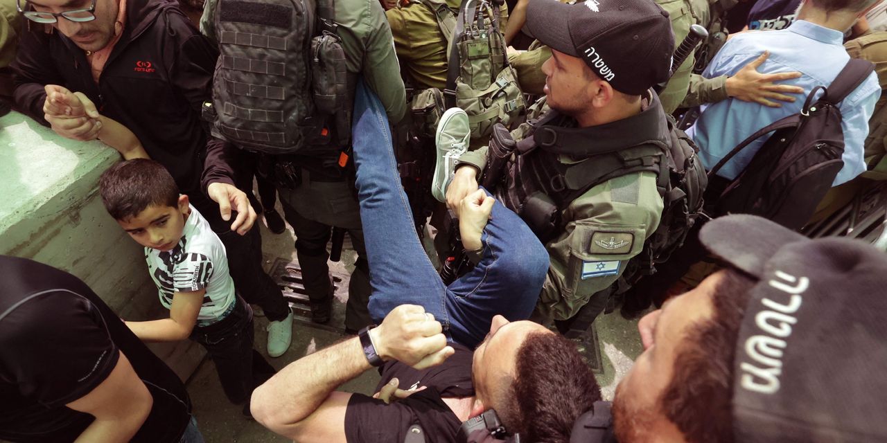 Clashes at Jerusalem Mosque Renew Israeli-Palestinian Tensions