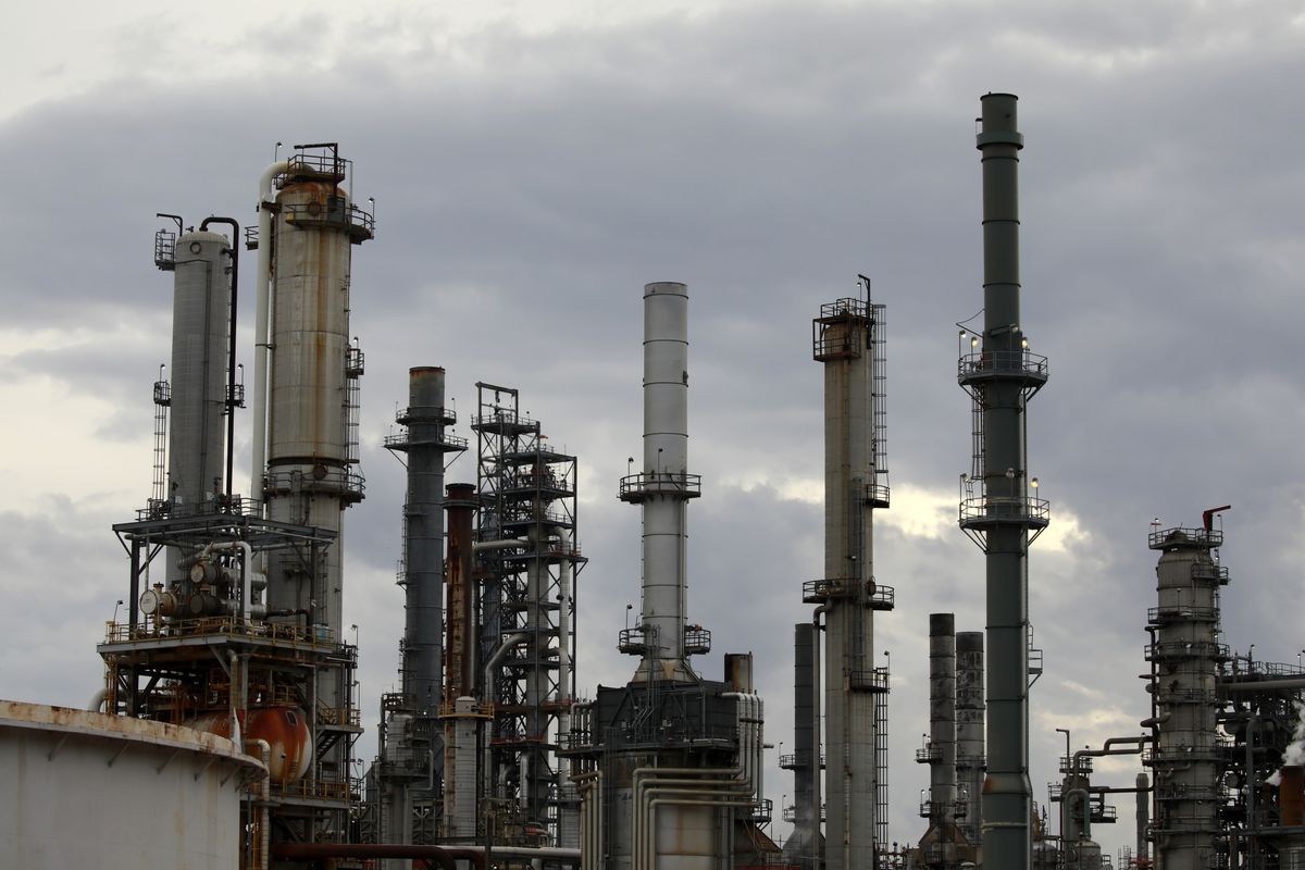 Biden’s White House Eyes Restarting Idle Oil Refineries to Tame Gas Prices