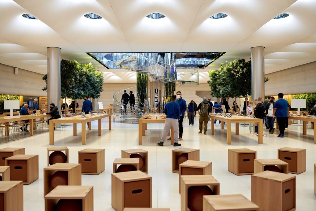 Apple (AAPL) to Improve Working Hours at Retail Stores