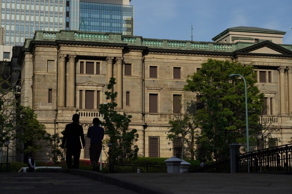 BOJ’s Kuroda Sees Progress on Prices While Sticking With Easing