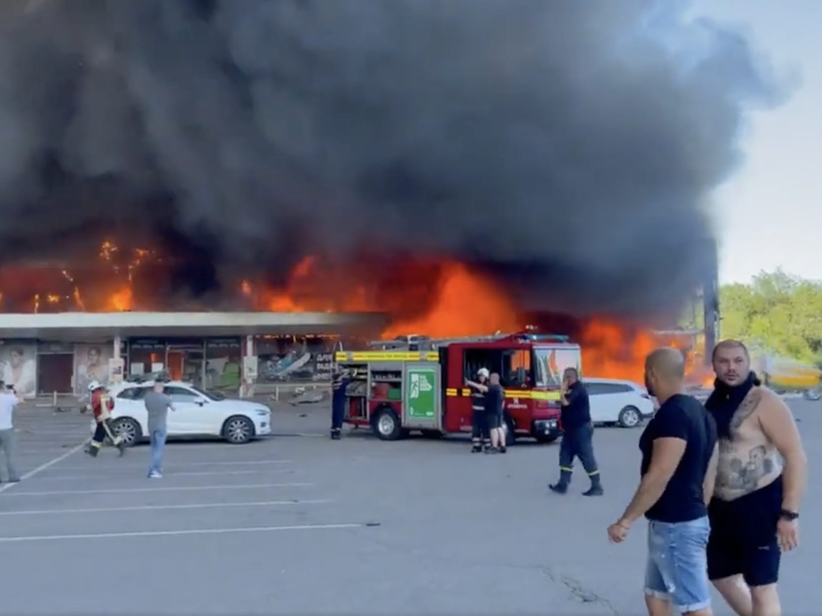 Russian missiles struck a Ukrainian shopping mall with more than 1,000 people inside, Zelenskyy says