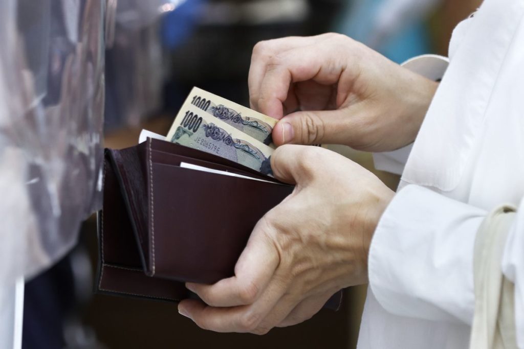 Weak Yen Impact on Japan’s Inflation Limited, Price Expert Says