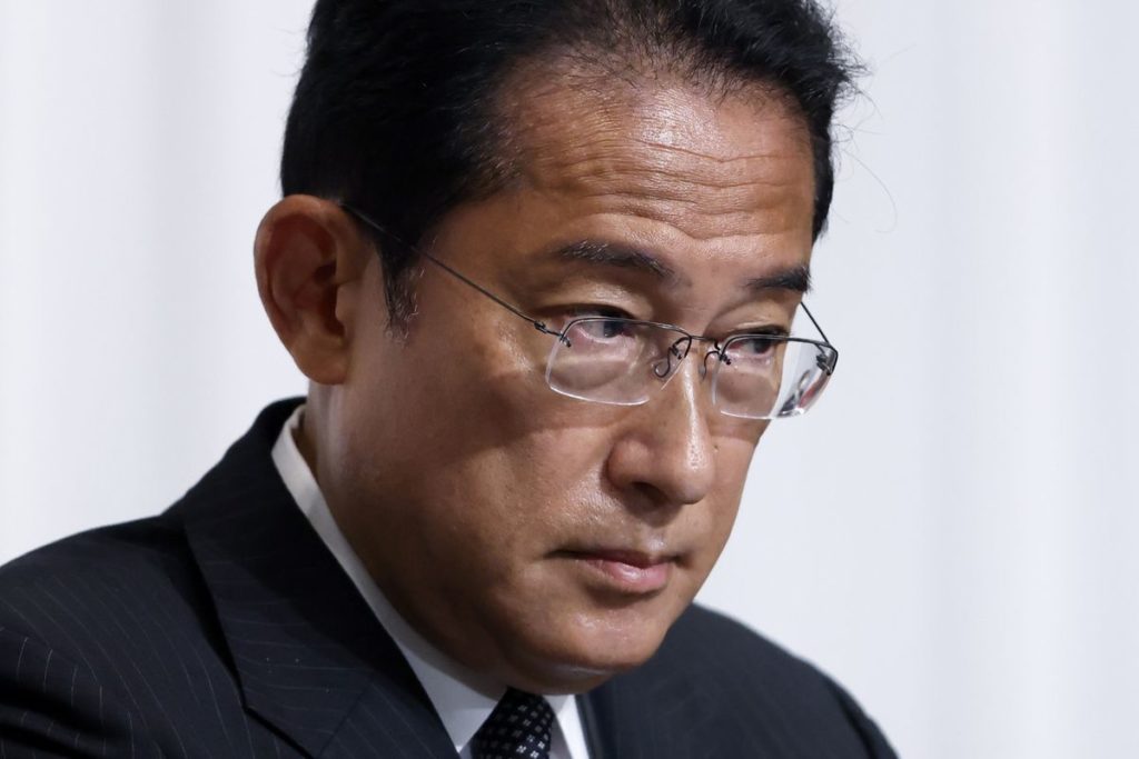 Japan PM Fumio Kishida Sees Support Slip as Covid Numbers Peak