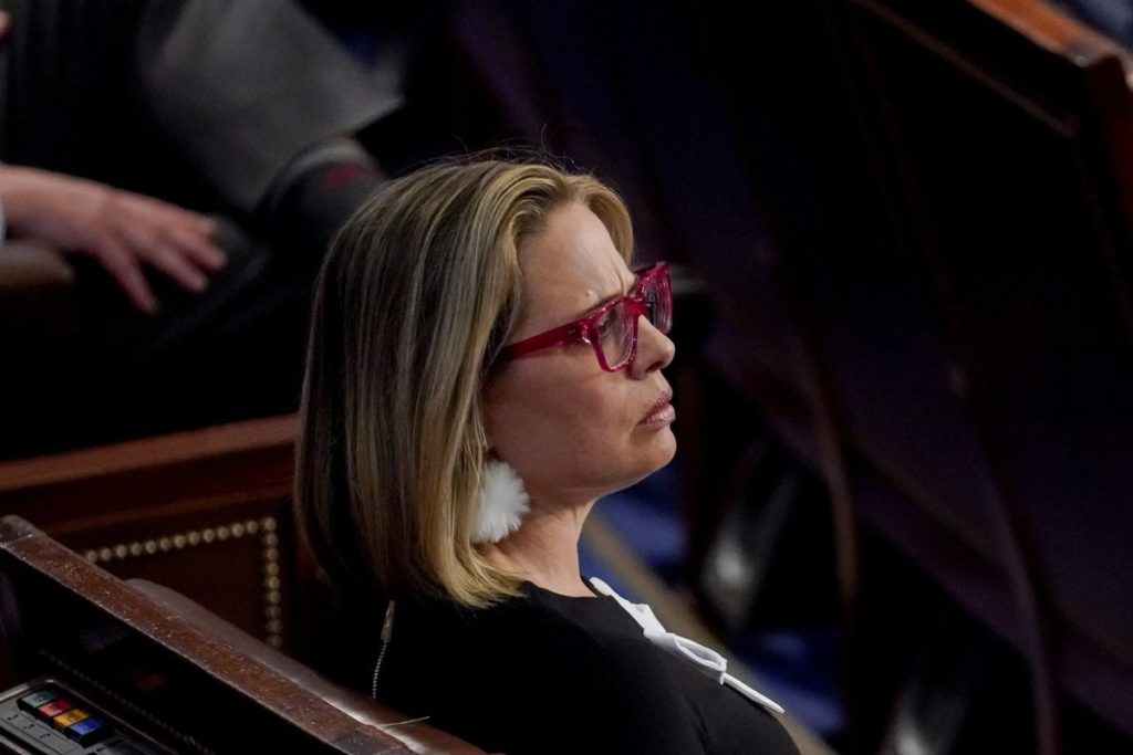 Sinema Backs Democrats’ Tax, Climate Bill as Carried Interest Dropped
