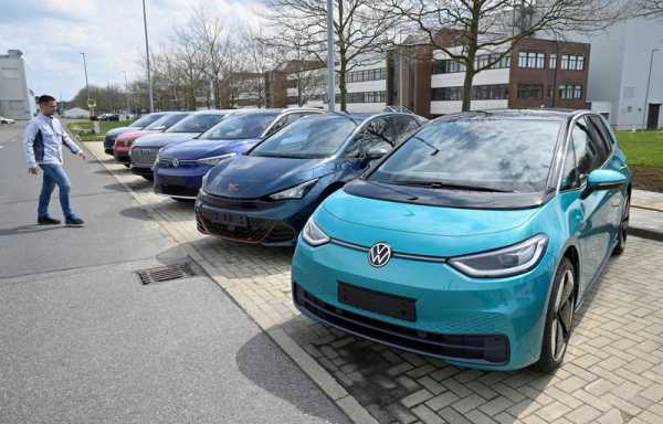 Porsche and Piech families seek driving seat at Volkswagen – sources