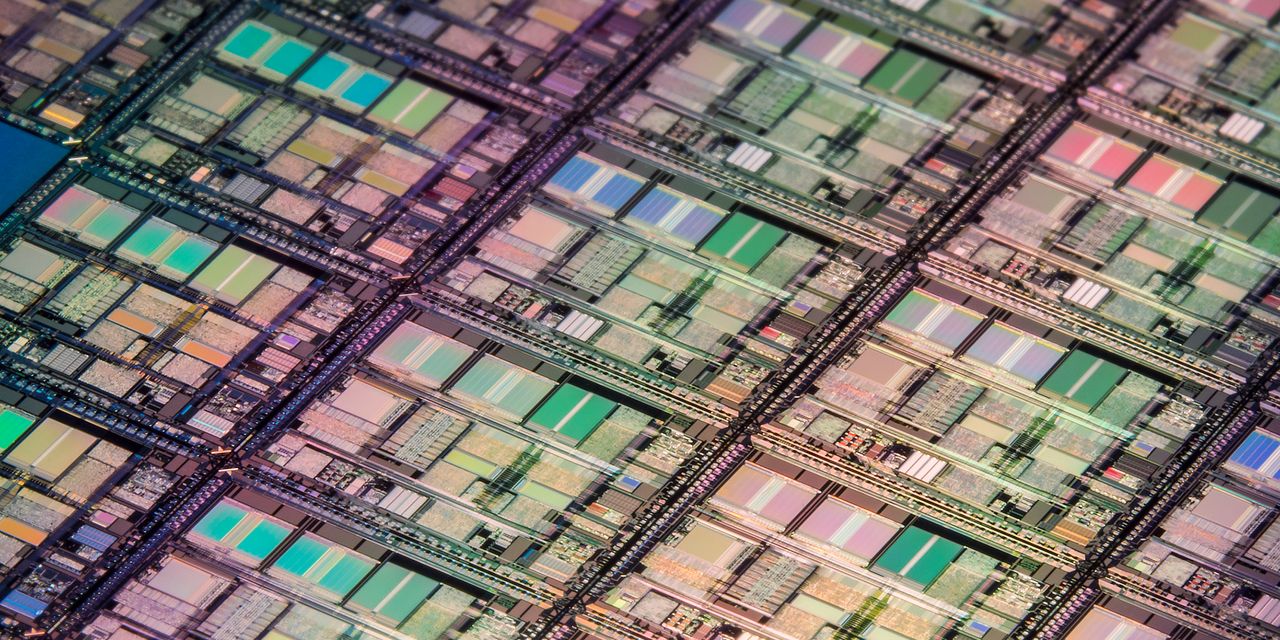 The Wall Street Journal: U.S. suppliers halt operations at top Chinese chip maker ahead of new restrictions