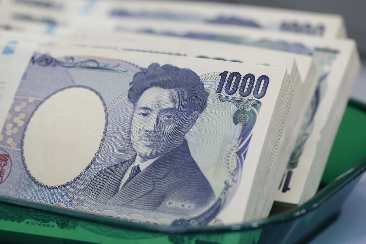 Japan Keeps Up Warnings, Declines to Say if Intervened in Yen