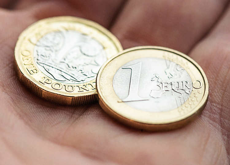 EUR/GBP remains on the defensive below 0.8700 mark post-Eurozone PMIs for October