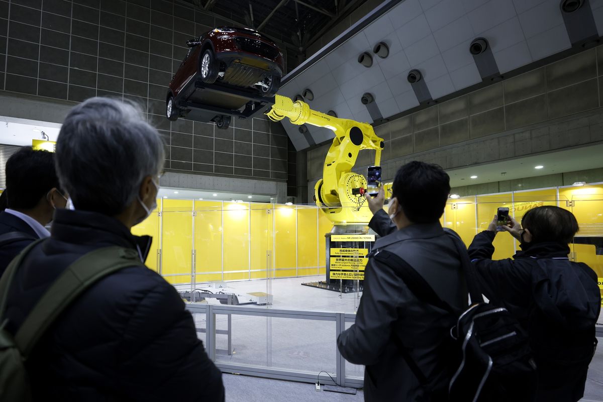 Robot Maker Fanuc Sinks as China, Chip Supply Woes Dim Outlook