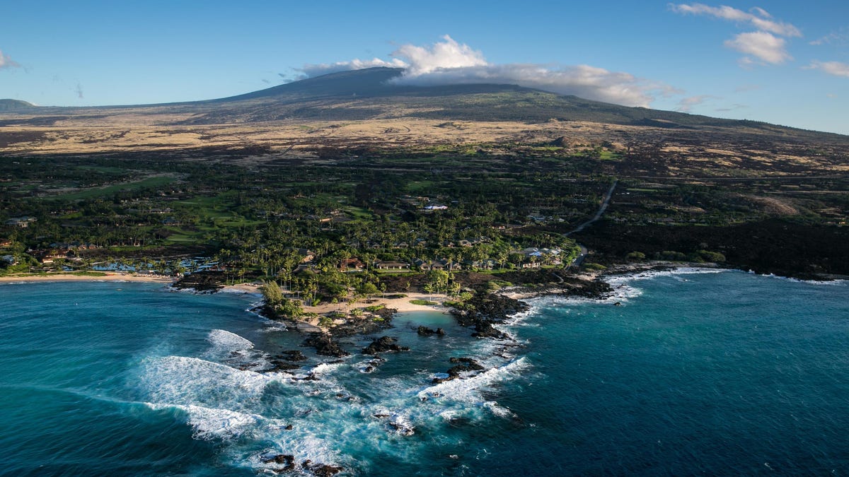 Hawaii Officials Warn World’s Largest Active Volcano Could Erupt