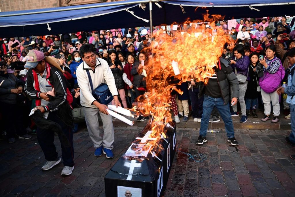 Peru Congress Approves Constitutional Reform to Hold Early Presidential Vote