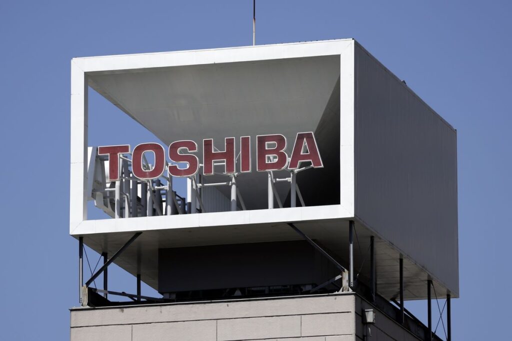 Toshiba Drops After Report Bidder Submits $15.2 Billion Offer