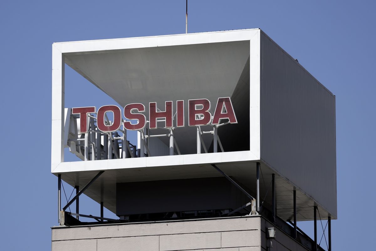 Toshiba Drops After Report Bidder Submits $15.2 Billion Offer