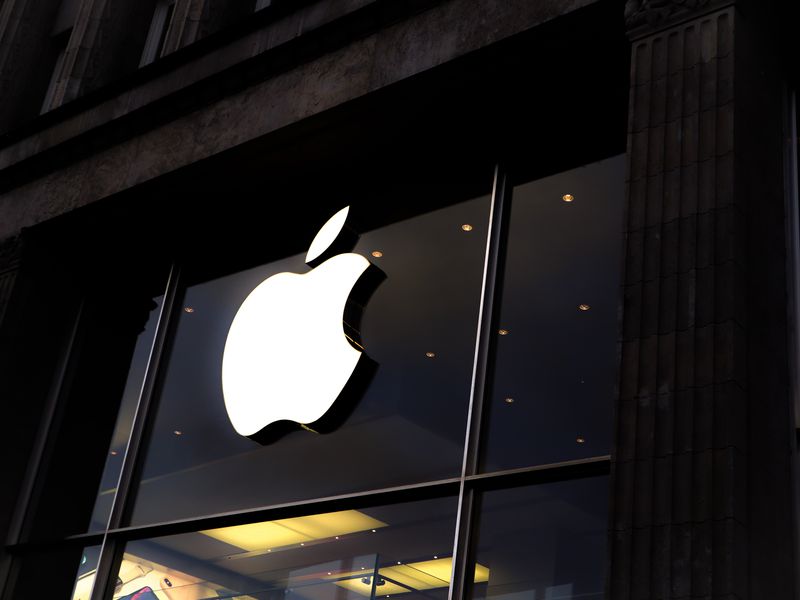Virtual Reality Tokens Surge 8% as Traders Await Apple’s VR Headset Release