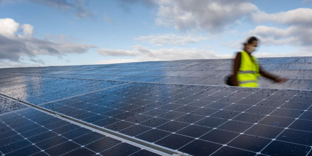 Movers & Shakers: Solar stocks plunge after  SolarEdge warning, as Urgent.ly and Knight-Swift stocks soar and more companies on the move