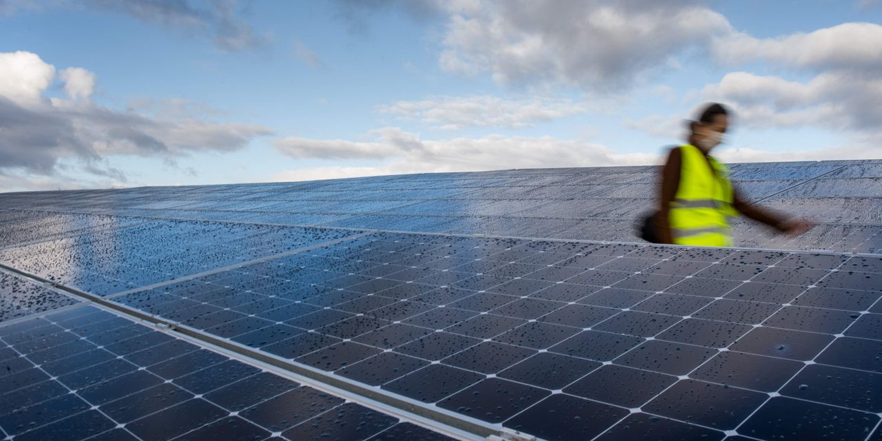 Movers & Shakers: Solar stocks plunge after  SolarEdge warning, as Urgent.ly and Knight-Swift stocks soar and more companies on the move