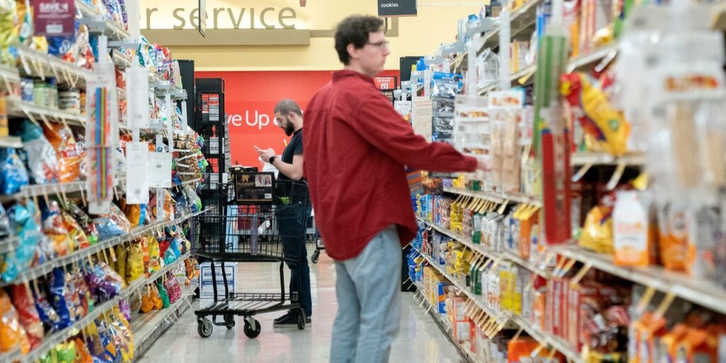 : Americans keep falling behind on their bills — just in time for the holiday shopping season