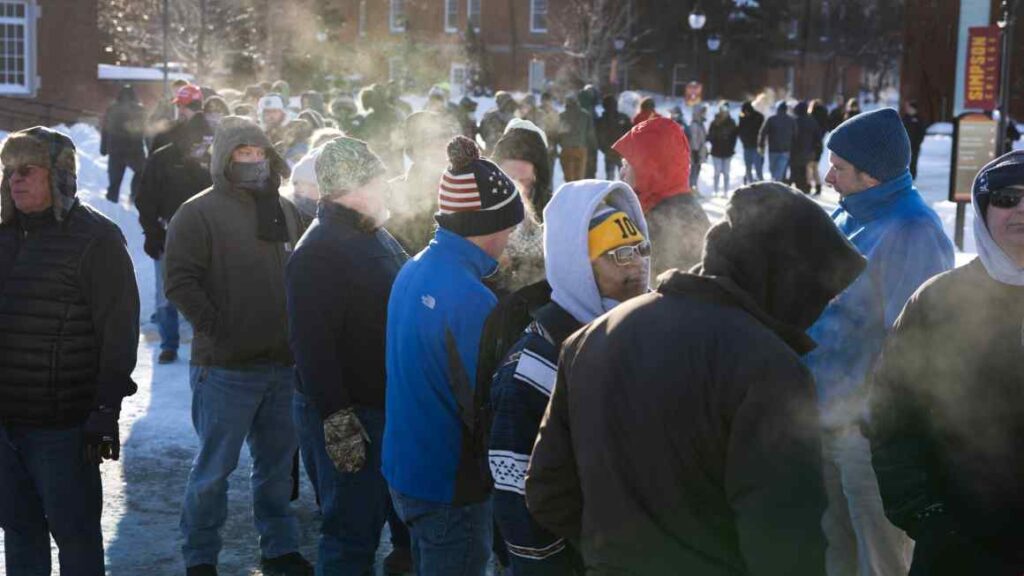 Republican rivals in last-ditch bid to cut Trump’s big lead in frozen Iowa