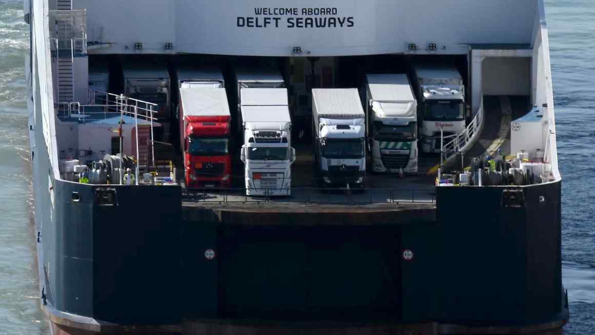 UK faces post-Brexit border disruption at end of January, Labour says