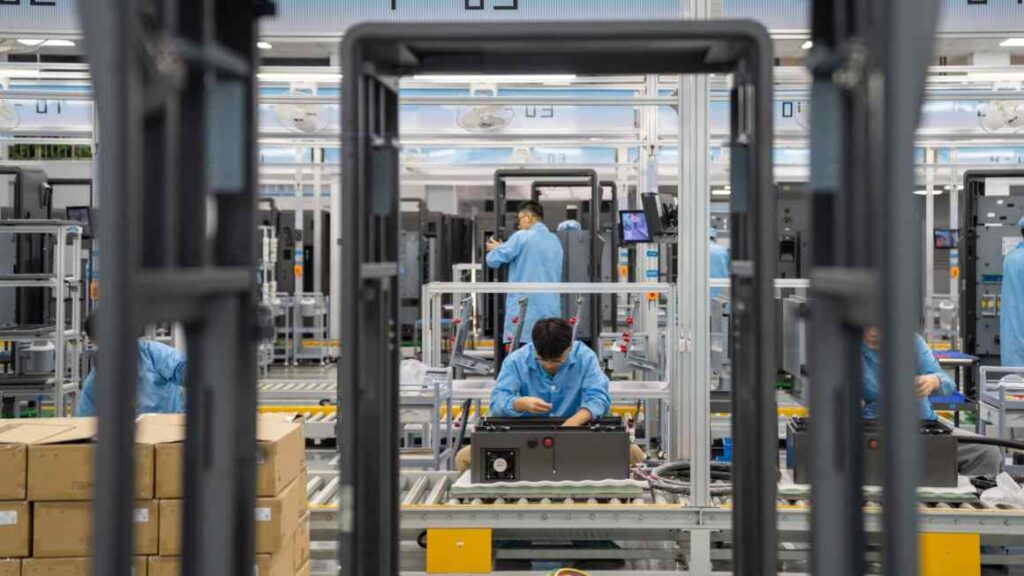 China’s manufacturing activity contracts for fourth month