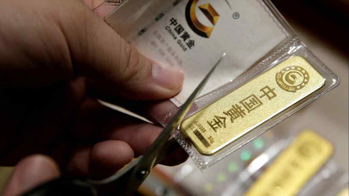 Chinese investors buy gold as property and stock markets fall