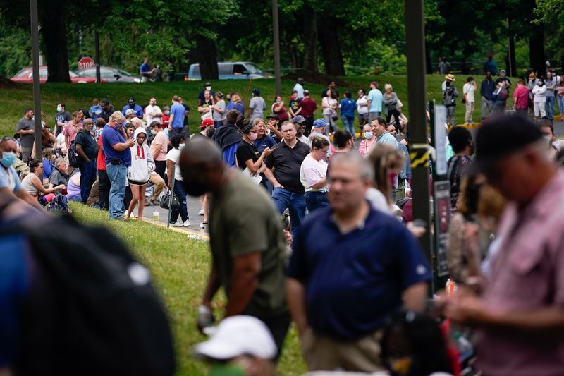 Strong US labor market underpins economy in first quarter