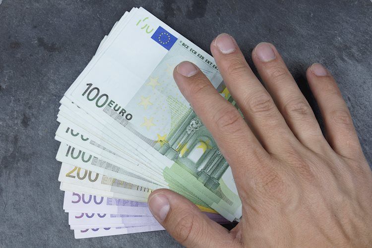 EUR/USD hovers near 1.0900 with an improved risk appetite