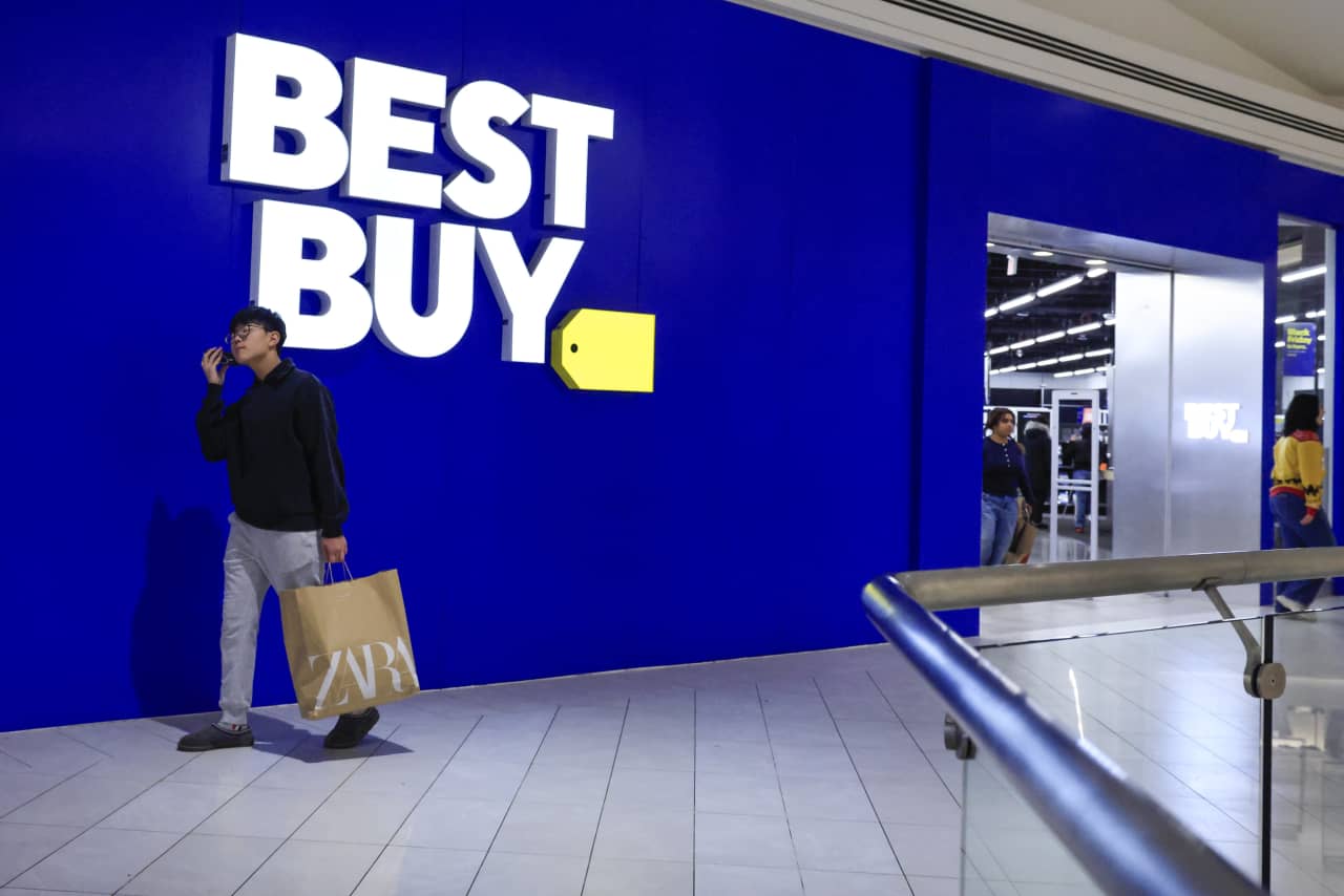Best Buy’s stock drops after it cuts profit outlook on tariff impact